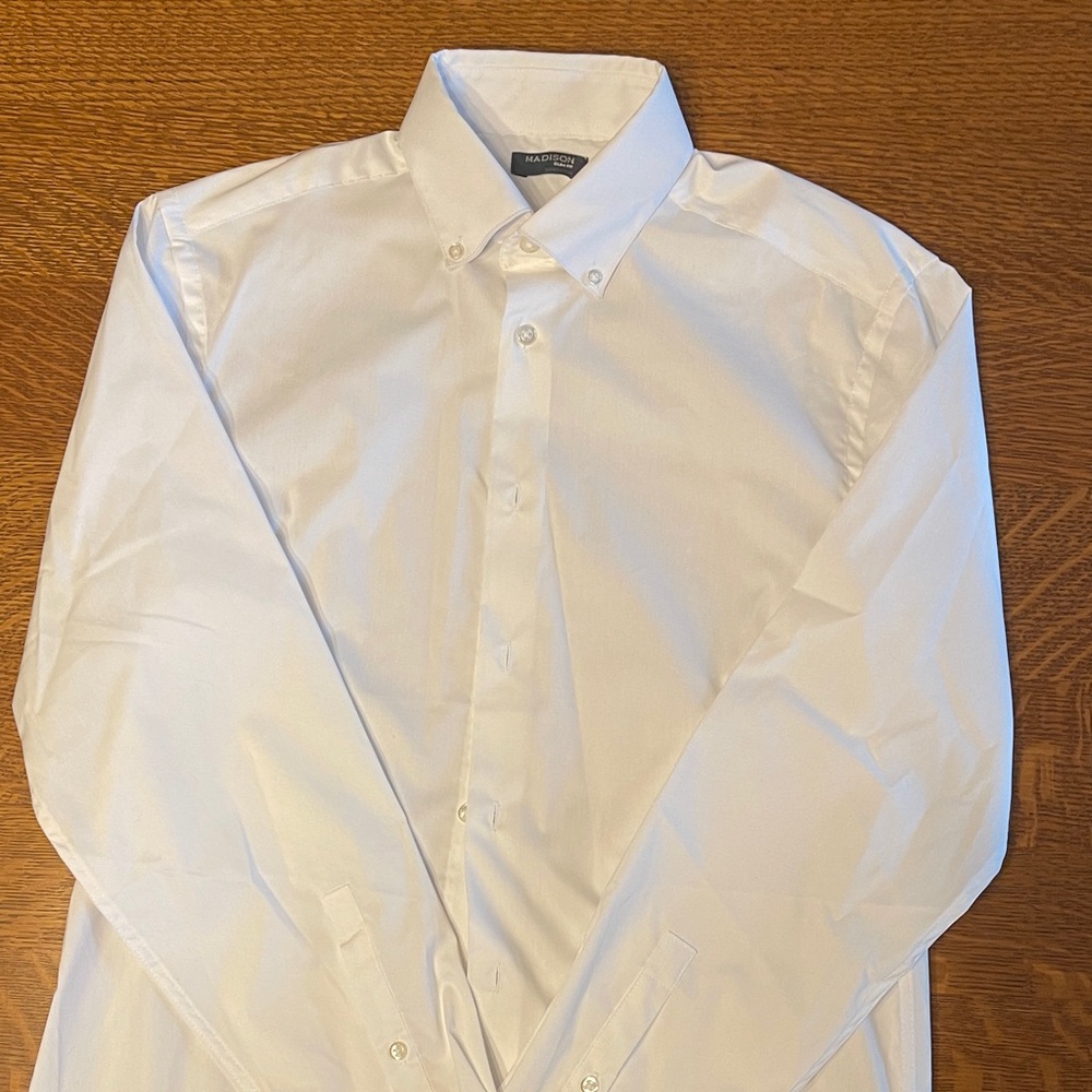 Madison Slim Fit Men’s White dress shirt 
14-141/2 x 32/33
NWOT